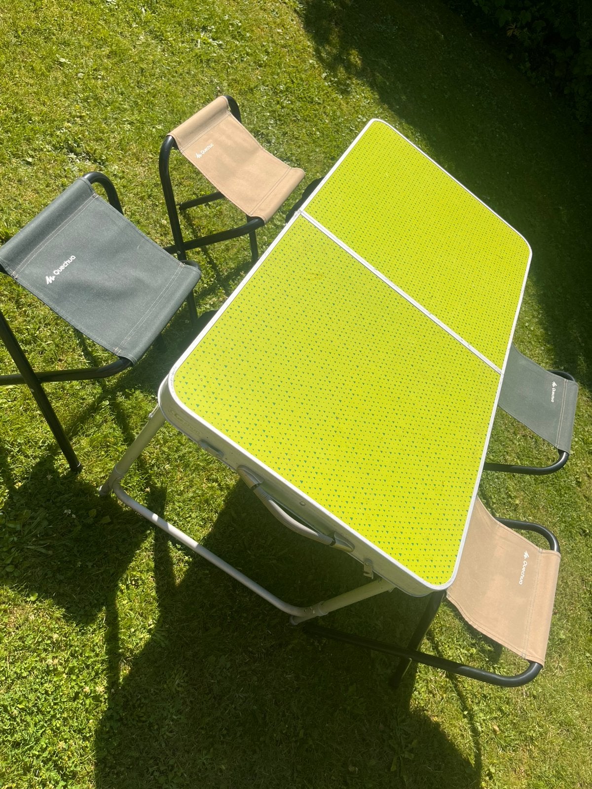 Decathlon opklapbare tafel met stoelen, Caravans en Kamperen, Kampeermeubelen, Ophalen of Verzenden, Zo goed als nieuw, Campingtafel