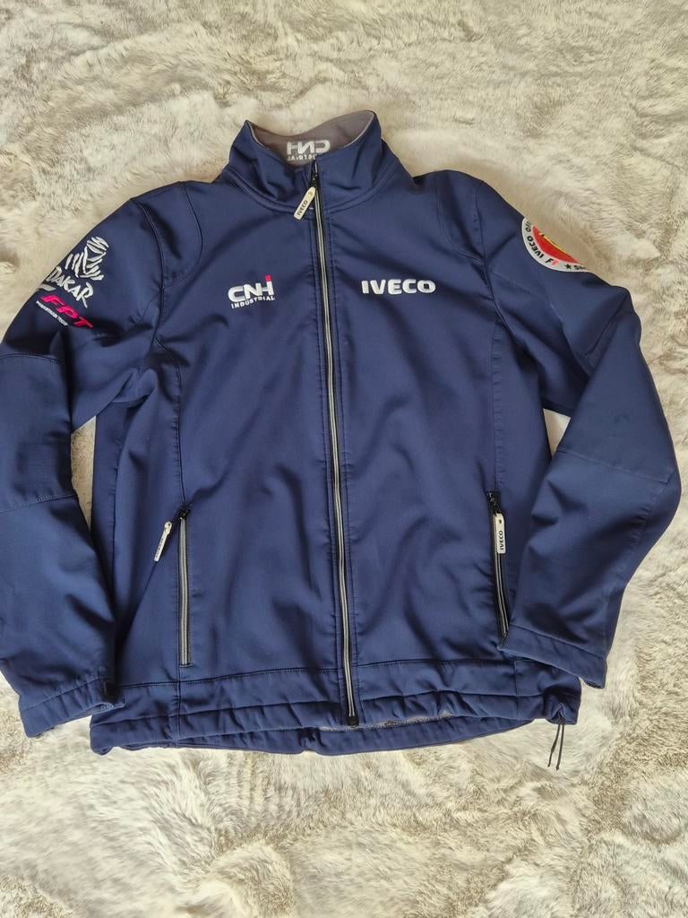IVECO TRUCKS softshell jas XL met Ferrari en DAKAR logo, Ophalen of Verzenden, Zo goed als nieuw, Maat 56/58 (XL), Blauw