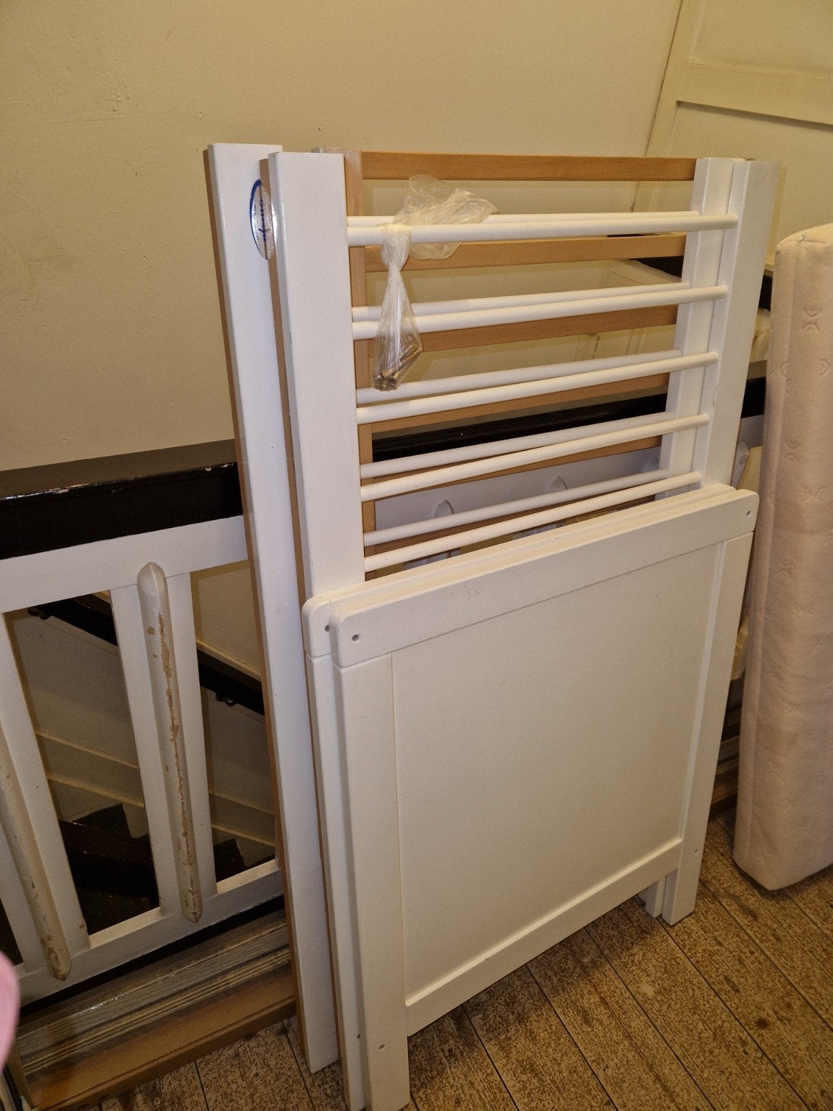 Wit baby ledikant met schoon matras, Kinderen en Baby's, Babywiegjes en Ledikanten, Ophalen