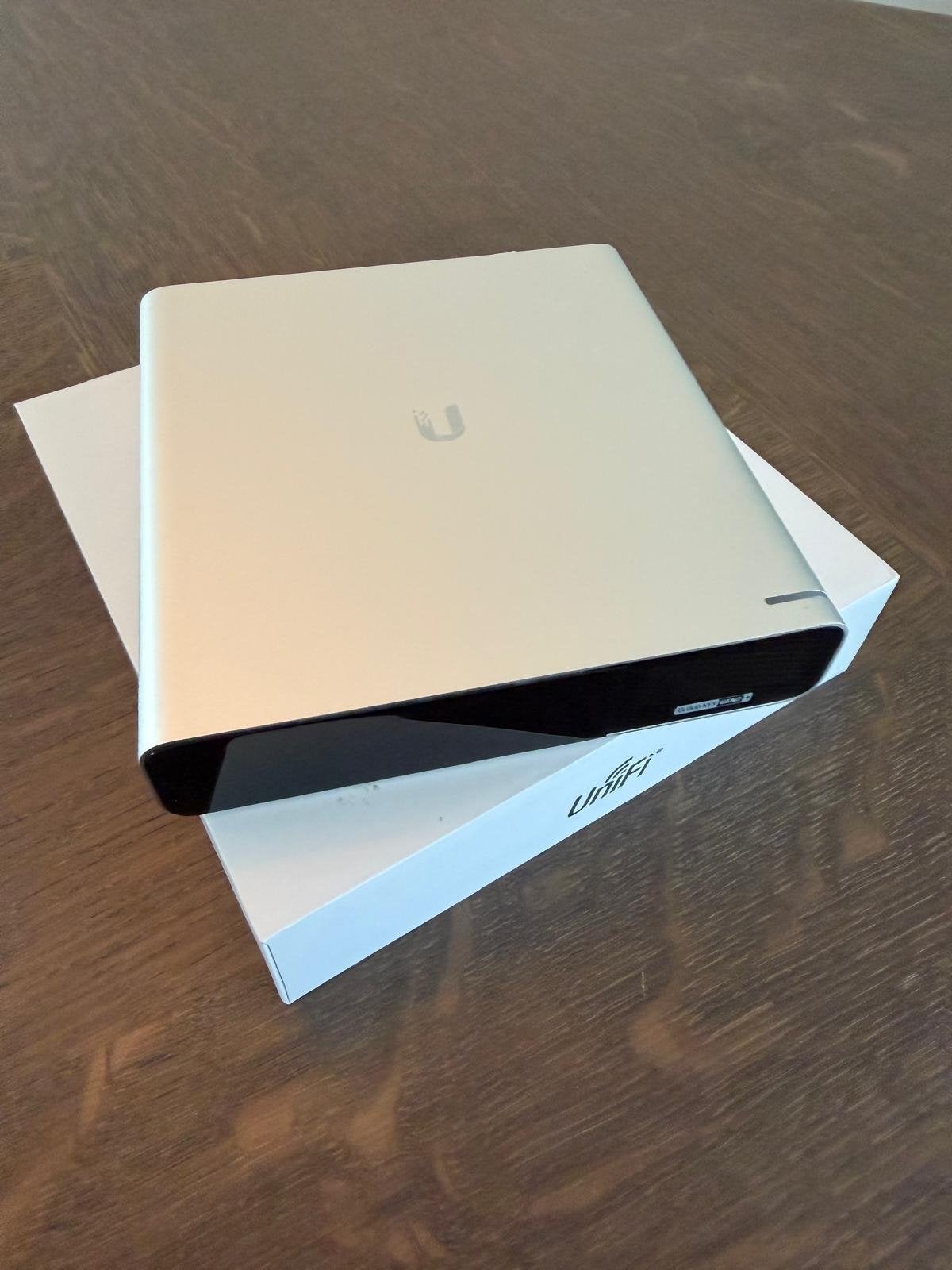 Ubiquiti UniFi Cloud Key Gen2 Plus UCK-G2-PLUS, Ophalen of Verzenden, Zo goed als nieuw