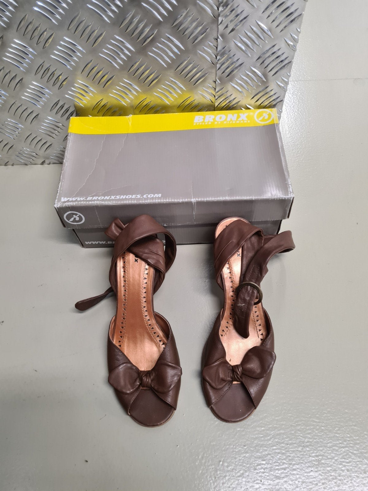 Bronx bruine sandalen met hak - maat 40, Bronx, Bruin, Zo goed als nieuw, Sandalen of Muiltjes