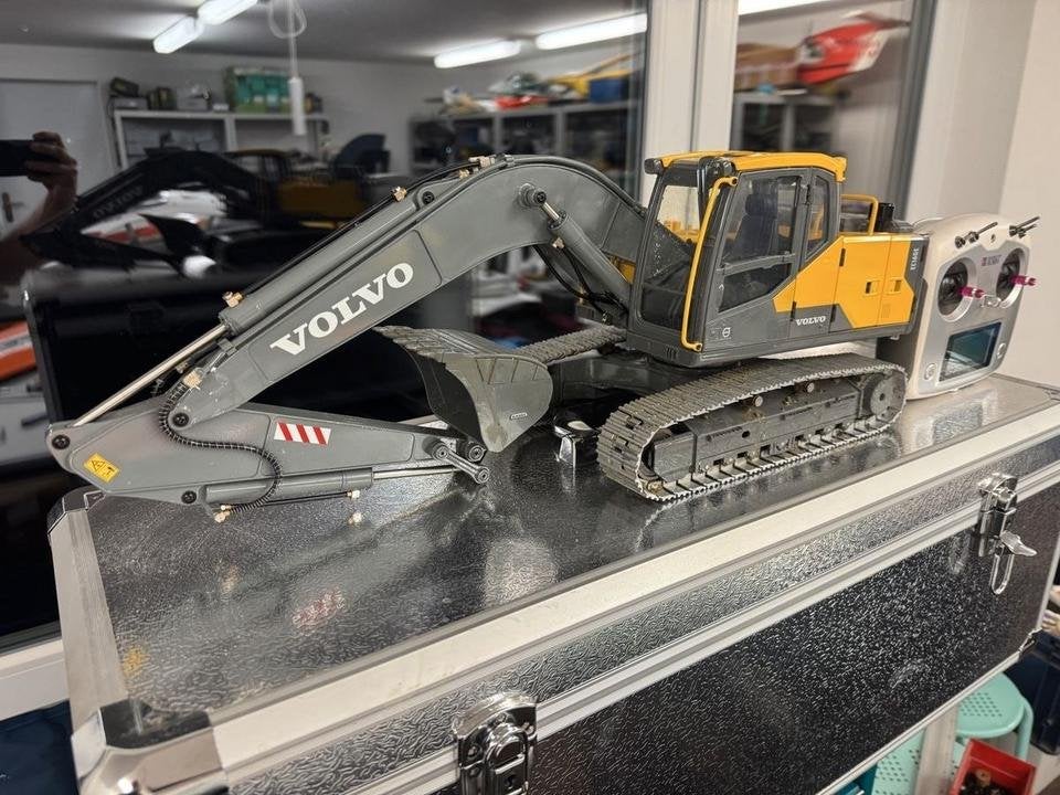 RC hydraulische graafmachine Volvo 1:14 van volledig metaal, Ophalen of Verzenden, Zo goed als nieuw