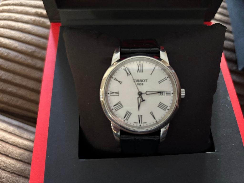 T.k een bijna nieuwe Tissot herenhorloge classic dream, Sieraden, Tassen en Uiterlijk, Horloges | Heren, Overige merken, Leer