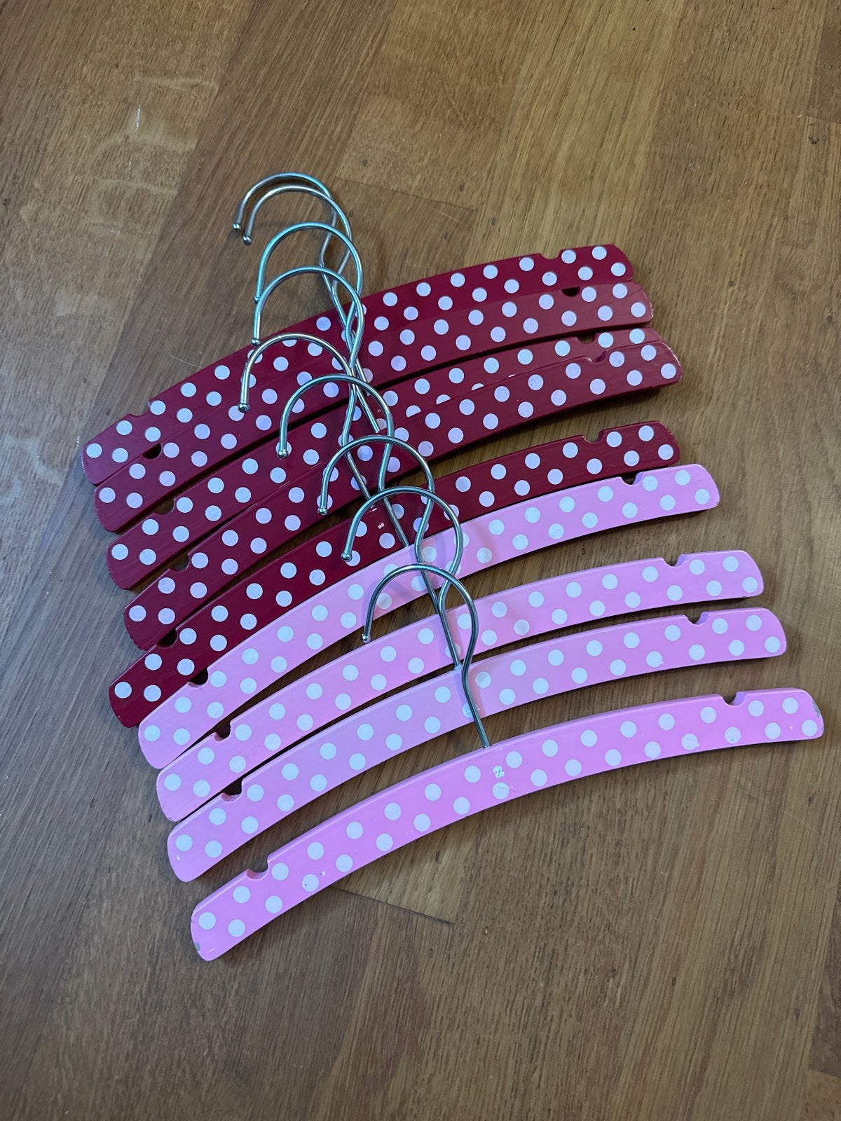 9 baby kleerhangers - rood en roze met stippen, Ophalen of Verzenden, Gebruikt, Hout, Kinderen