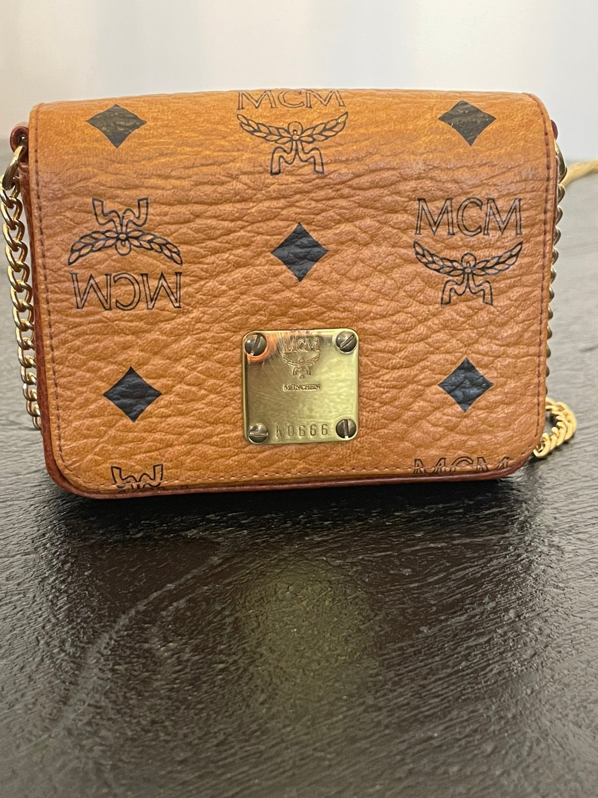 MCM 1980s Leren Crossbody Origineel tas, Sieraden, Tassen en Uiterlijk, Tassen | Damestassen, Zo goed als nieuw, Schoudertasje