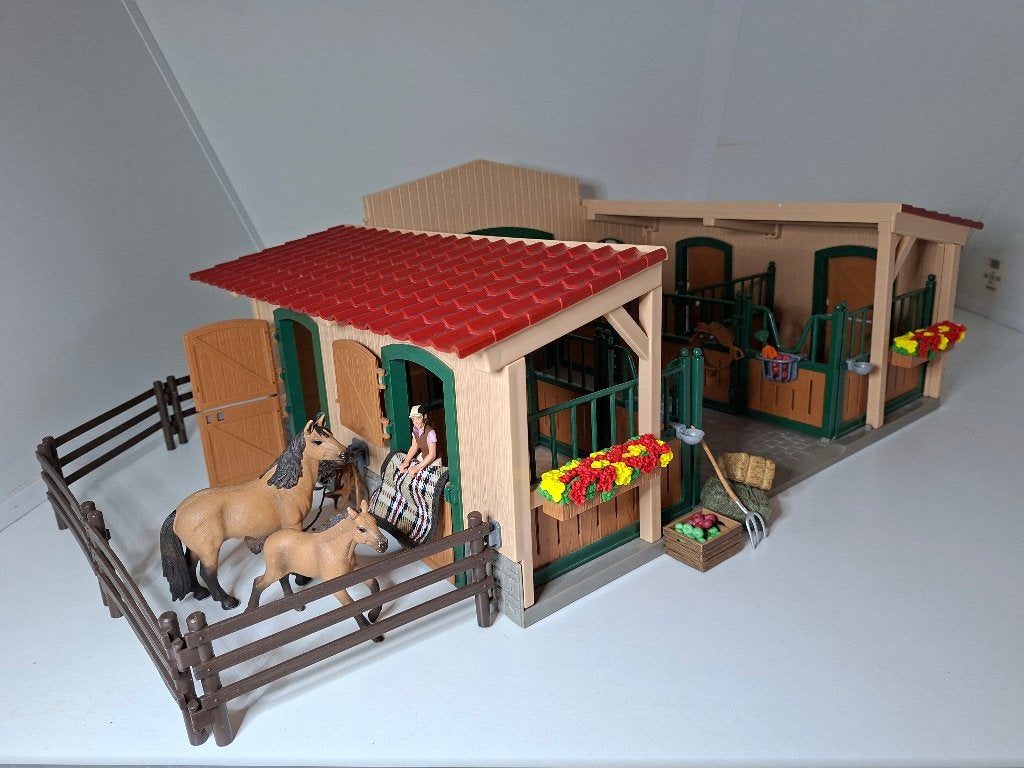 Schleich paardenstal met toebehoren, Ophalen of Verzenden, Gebruikt