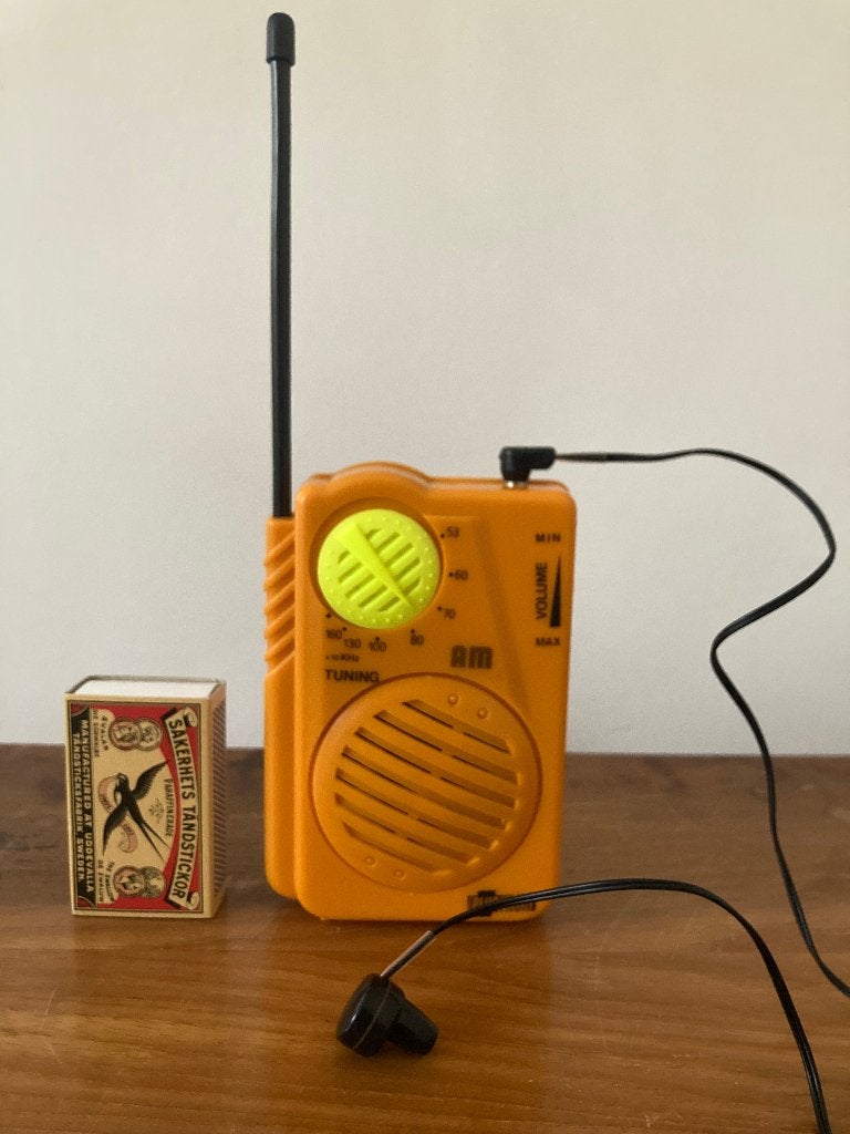 kek geel oranje AM mini transistorradio inimini radiootje, Ophalen of Verzenden, Zo goed als nieuw, Transistorradio