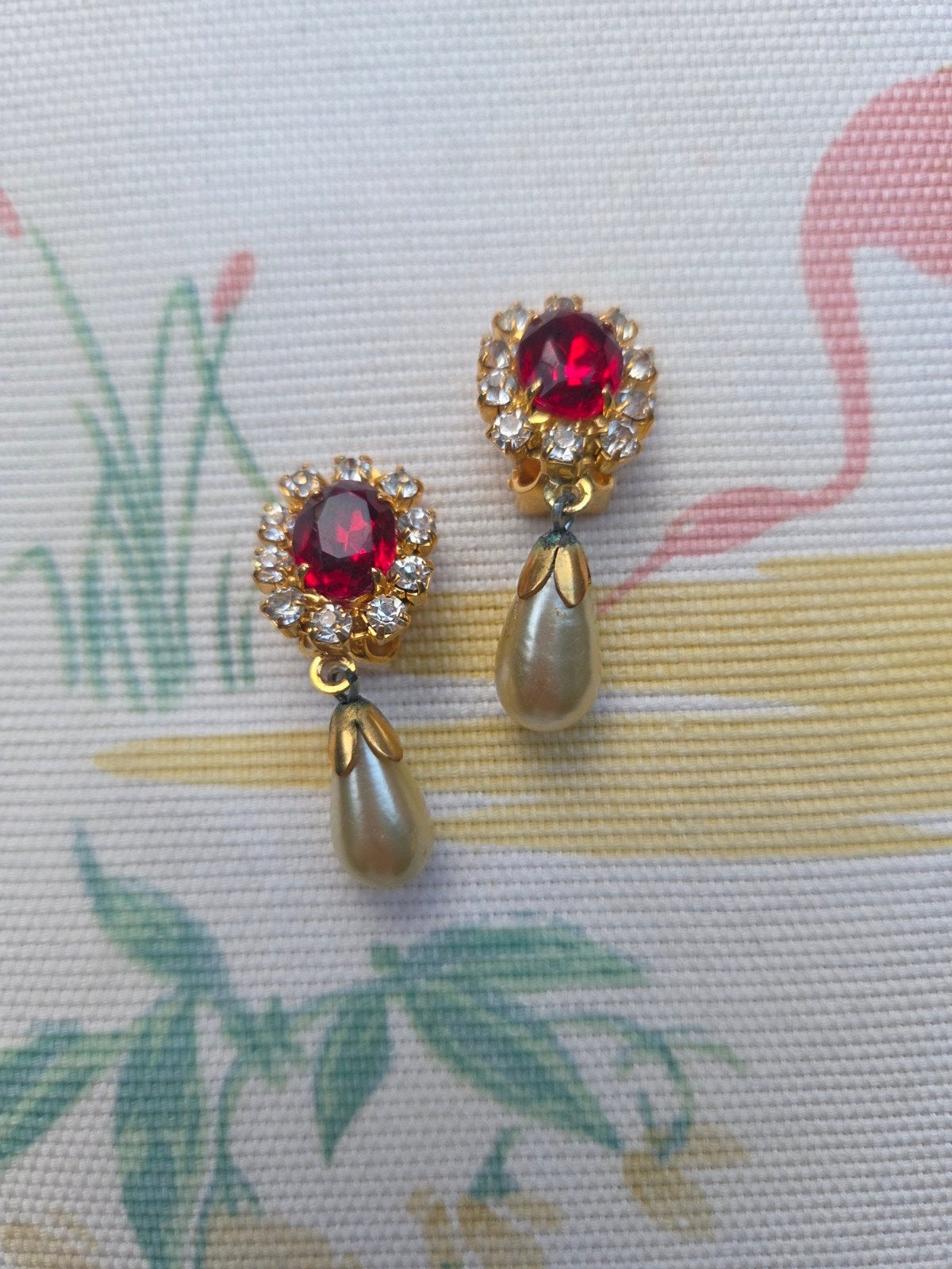 Vintage Clip Oorbellen met Rode Steen en Parel Hanger, Overige materialen, Hangers, Ophalen of Verzenden, Zo goed als nieuw