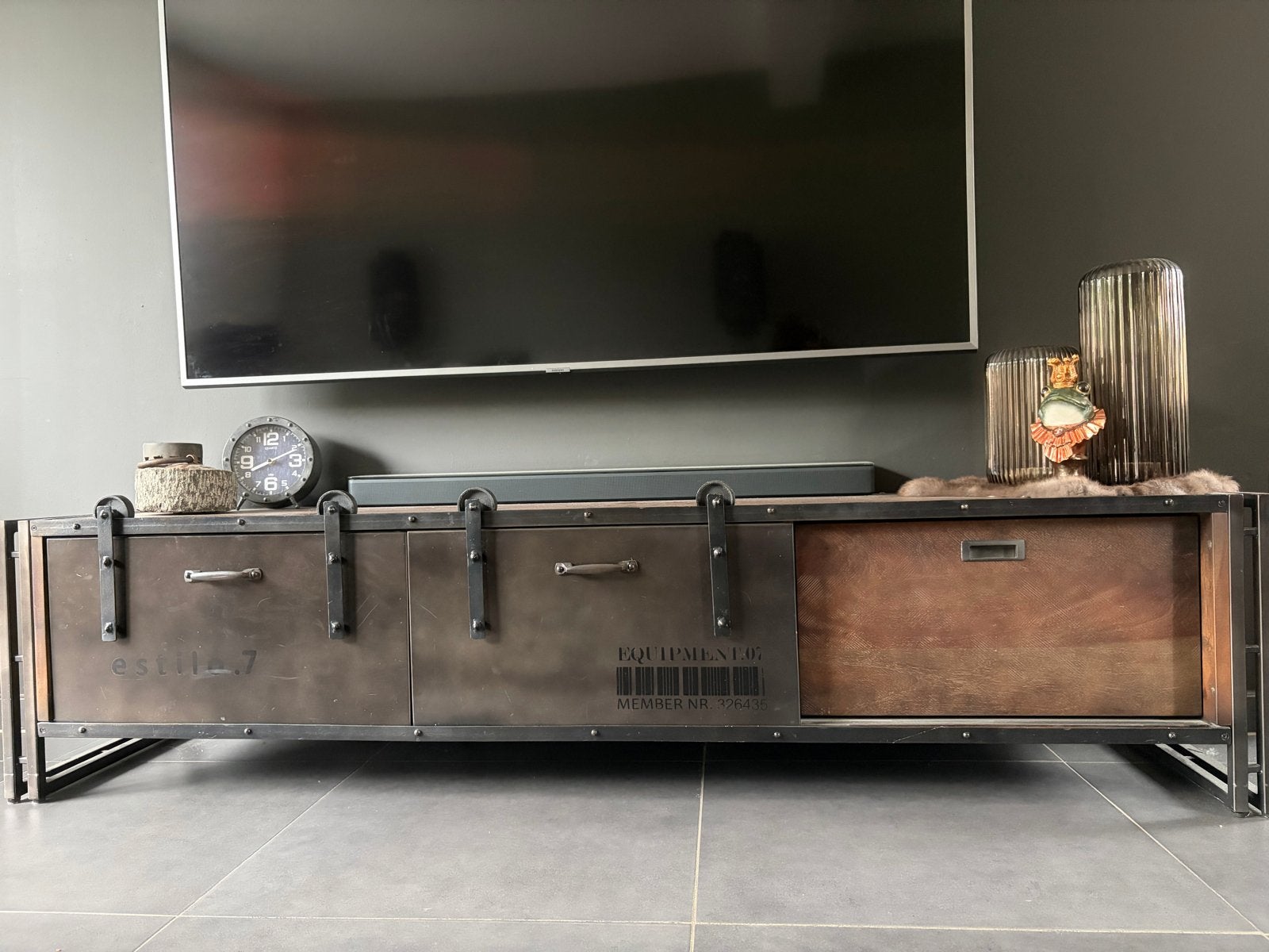 Industriële TV-meubel met opbergruimte, Gebruikt, 150 tot 200 cm, Ophalen of Verzenden, Minder dan 100 cm