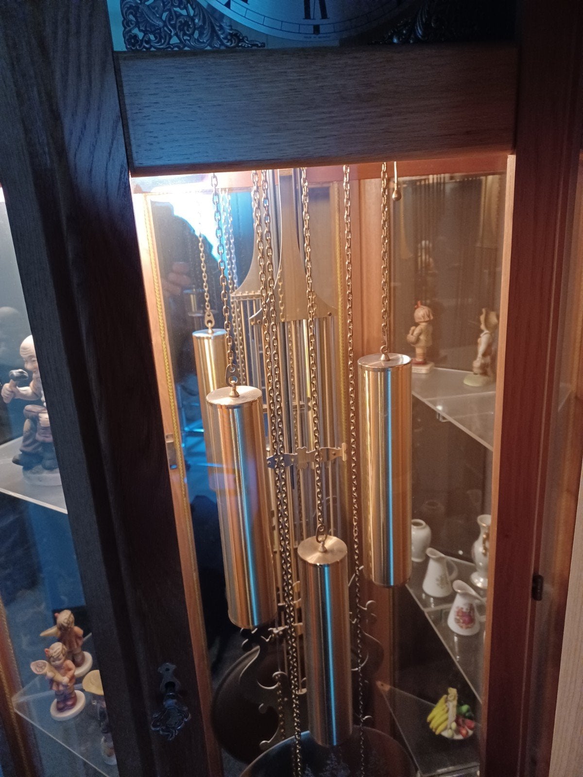 Foto 5 van Staande klok met vitrinekast en verlichting
