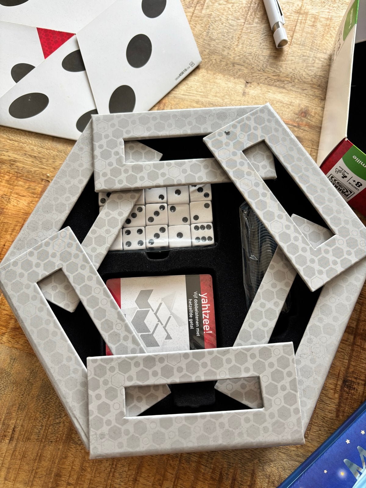 Yahtzee Cards - Compact dobbelspel met kaarten, Drie of vier spelers, Ophalen, Zo goed als nieuw