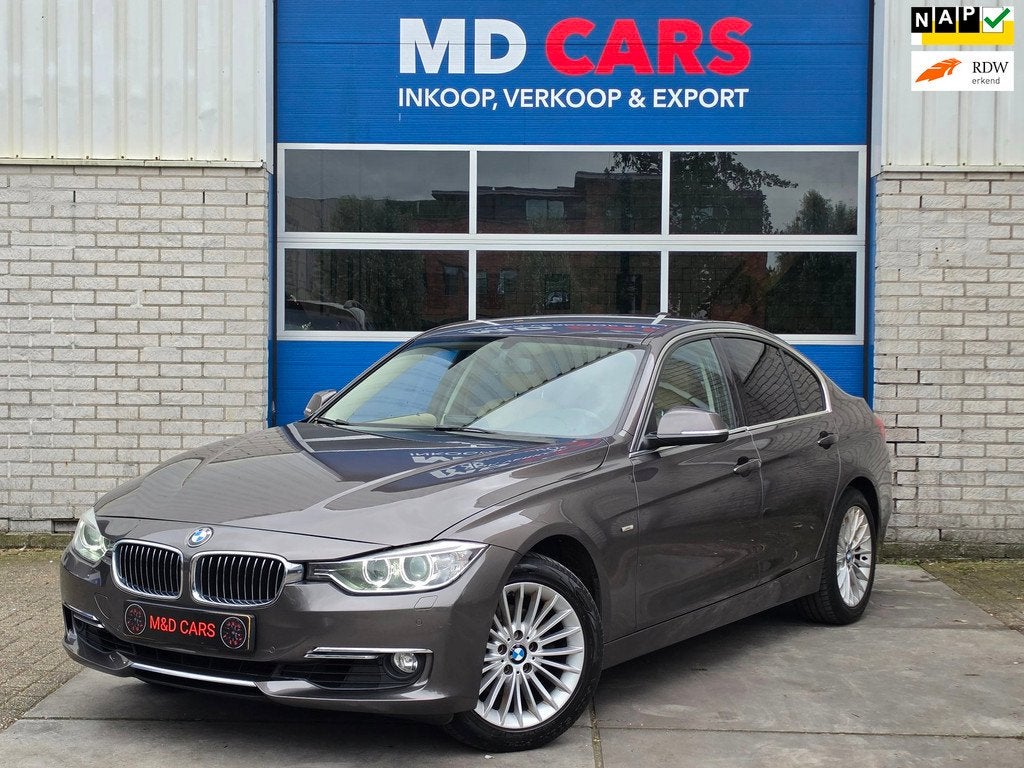 BMW 3-serie 320i Upgrade Edition AIRCO/CR CONTROL/NAVI/LEER, Auto's, BMW, Euro 5, Gebruikt, Beige, 4 cilinders