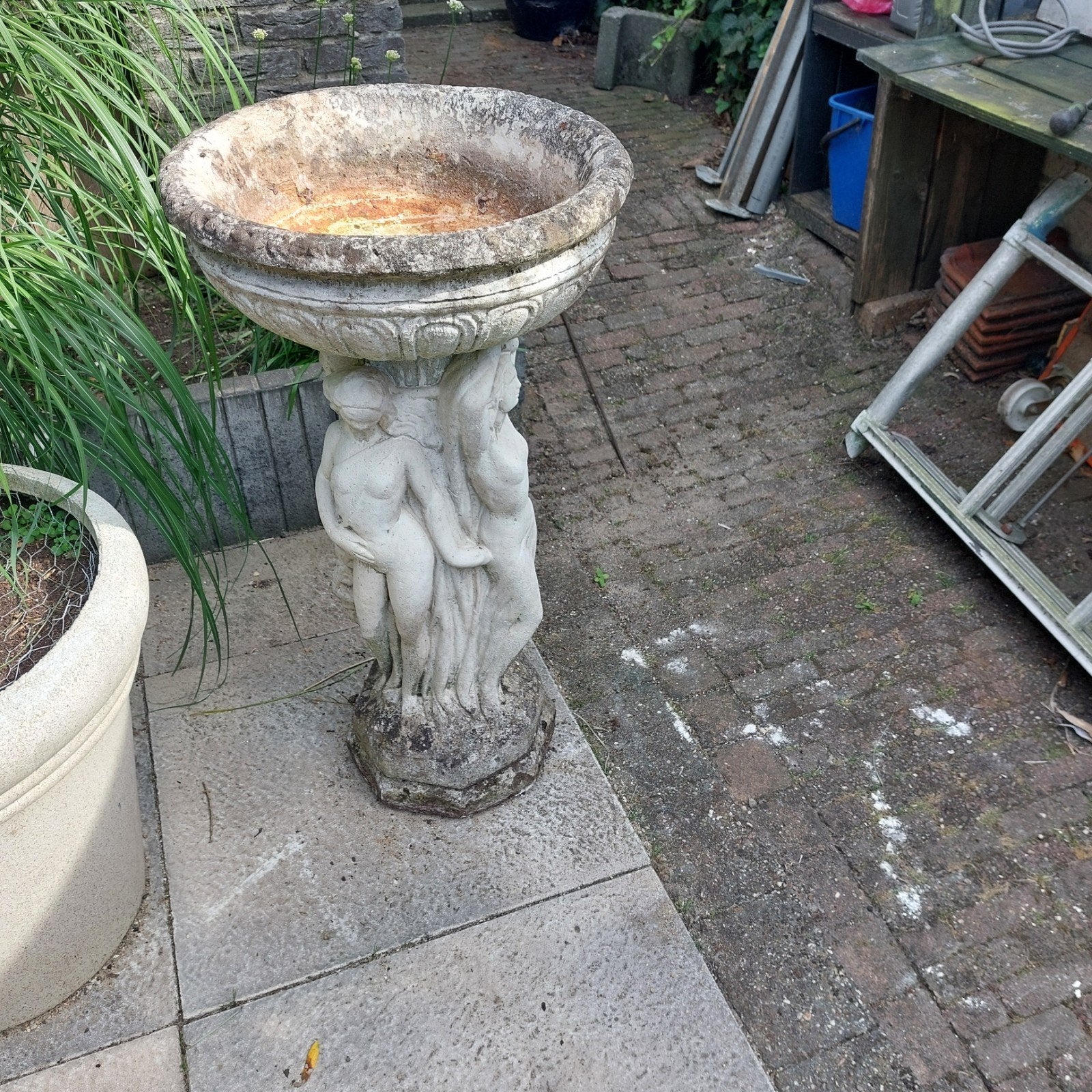 Groot verweerd tuinbeeld met 3 vrouwen - Blikvanger, Ophalen of Verzenden