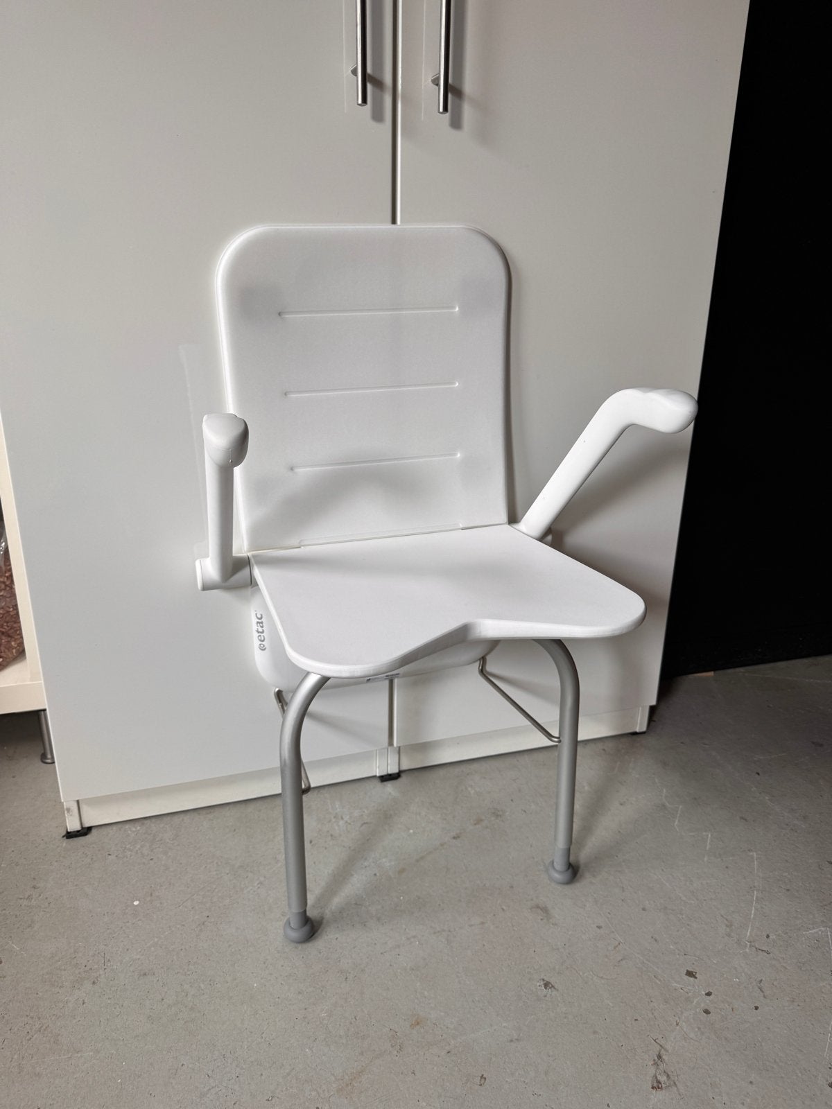 Etac Relax douchezitting met armsteunen, poot en rugleuning, Ophalen, Zo goed als nieuw