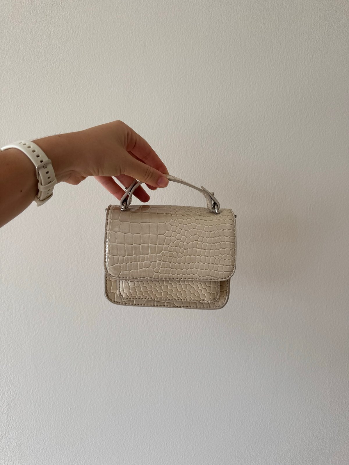 HVISK glossy beige handtasje met croco print, Sieraden, Tassen en Uiterlijk, Tassen | Damestassen, Verzenden, Nieuw, Beige, Handtas