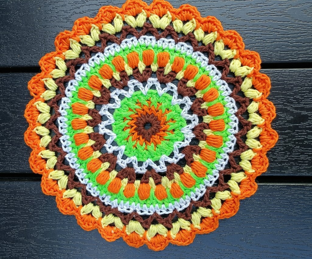 Retro hand gehaakte onderzetter naar vintage voorbeeld Ø21, Ophalen of Verzenden, Textiel, Pannenonderzetter, Meerkleurig