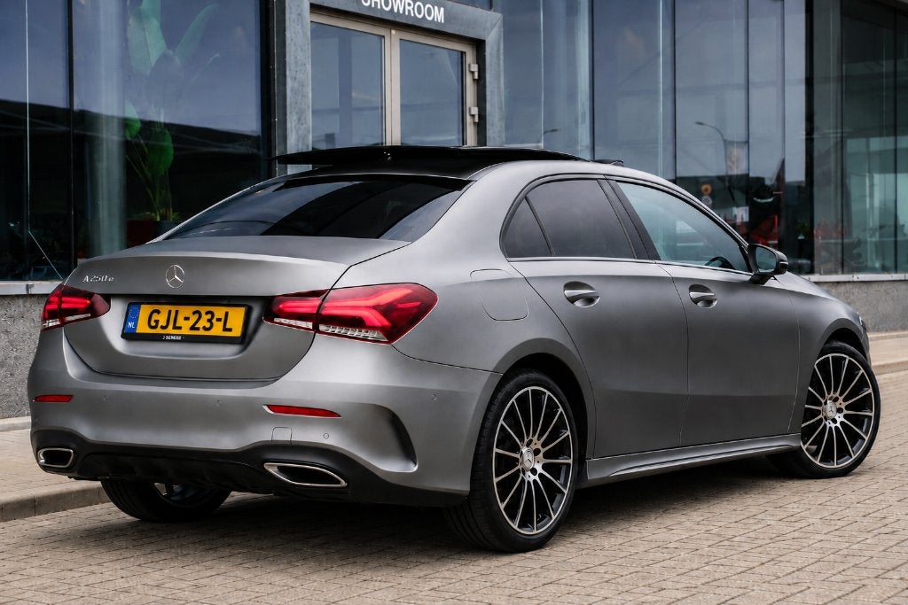 Unieke Mercedes A250e AMG Sedan 8G-DCT Mat Grijs | 19” Pano, Auto's, 4 cilinders, 160 pk, Plug-in hybride, 1600 kg