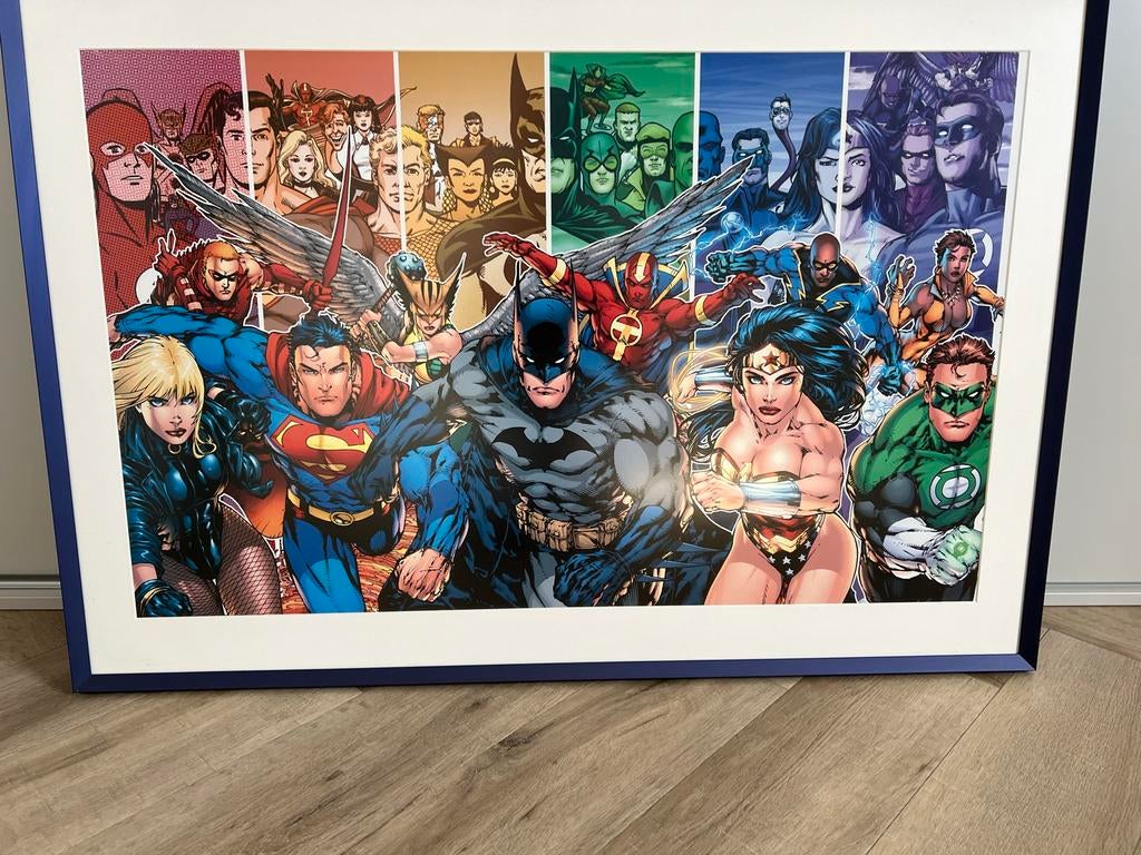 Marvel Helden Poster in Donkerblauwe Lijst - 98x68 cm, Ophalen of Verzenden, Zo goed als nieuw, 75 tot 100 cm, Foto of Poster