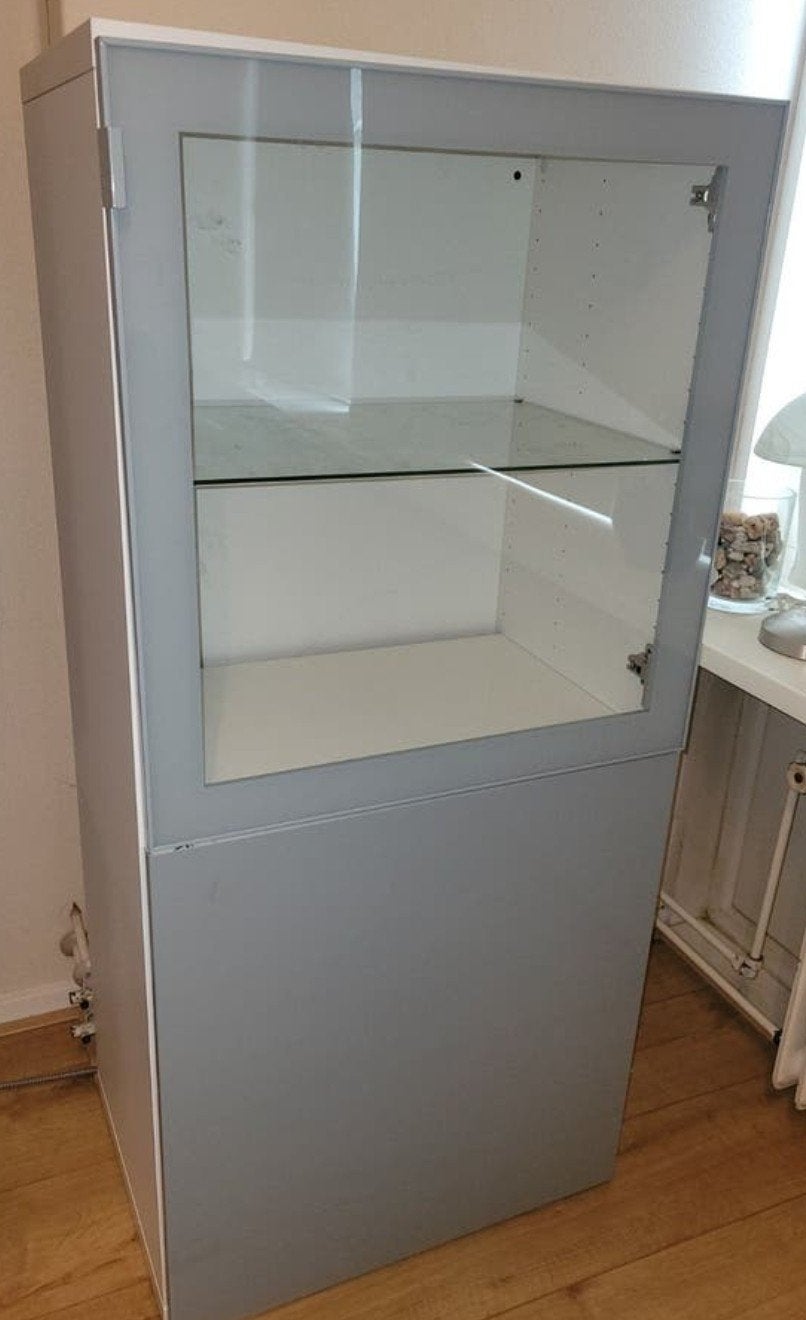 Grijze vitrinekast met glazen deur en planken H130B60D4, Ophalen, 50 tot 100 cm, Zo goed als nieuw, 150 tot 200 cm