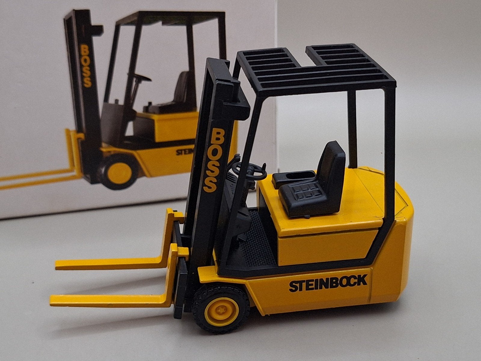 NZG Vorkheftruck 1:25 Steinbock Boss met originele doos, Ophalen of Verzenden