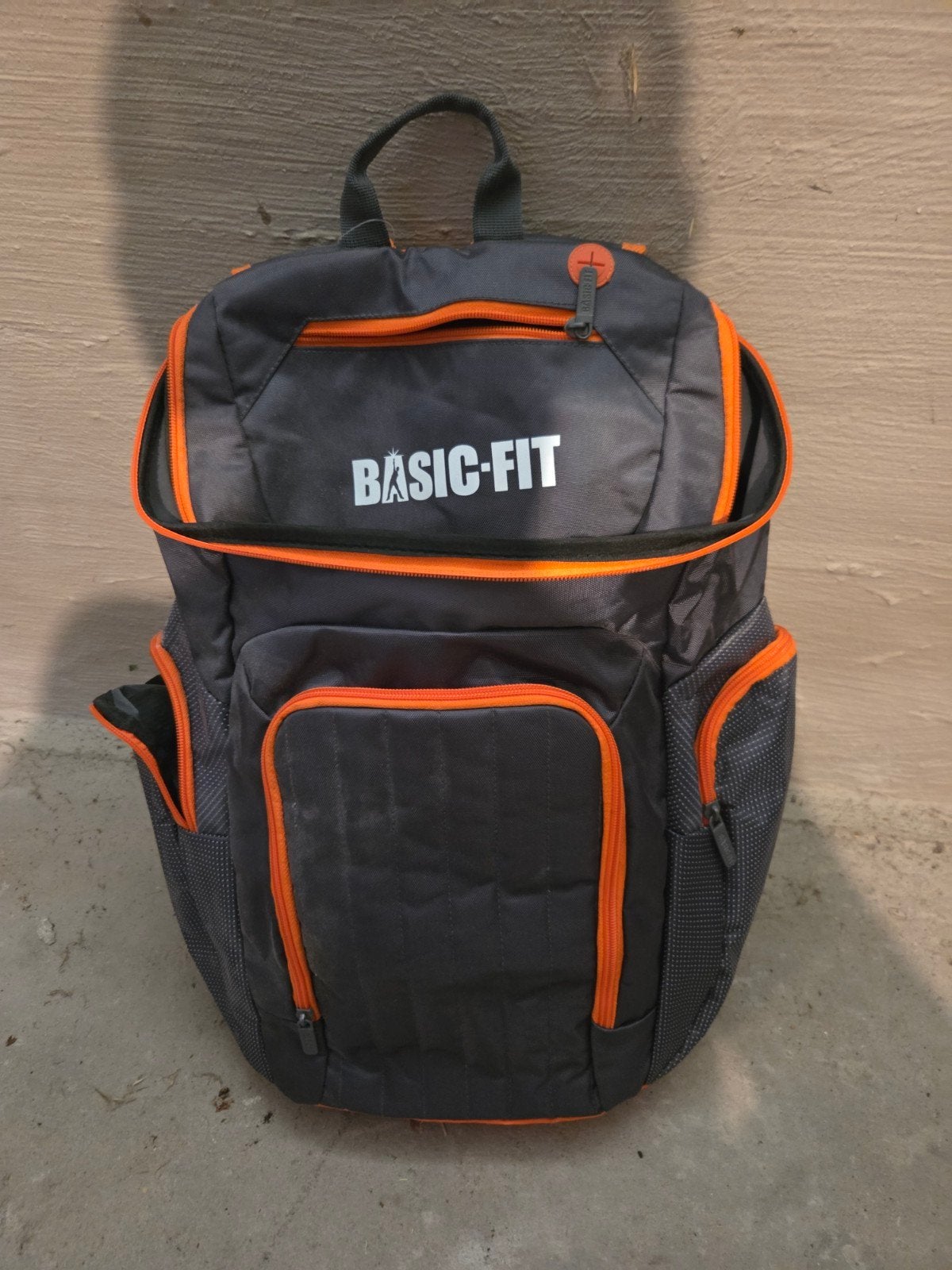 Basic-Fit Rugzak - Grijs met Oranje accenten, Sieraden, Tassen en Uiterlijk, Tassen | Rugtassen, 25 tot 40 cm, Zo goed als nieuw