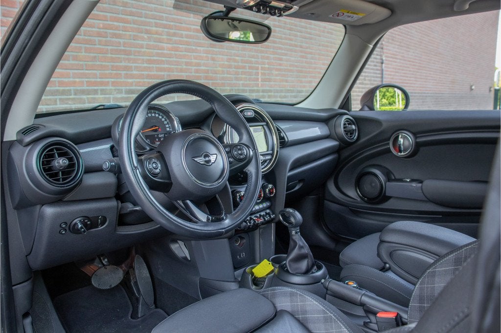 MINI Cooper 1.5 136PK Automaat Chili, Camera, Stoelverwarmin, Auto's, Gebruikt, Automatische klimaatregeling, 4 stoelen, 49 €/maand