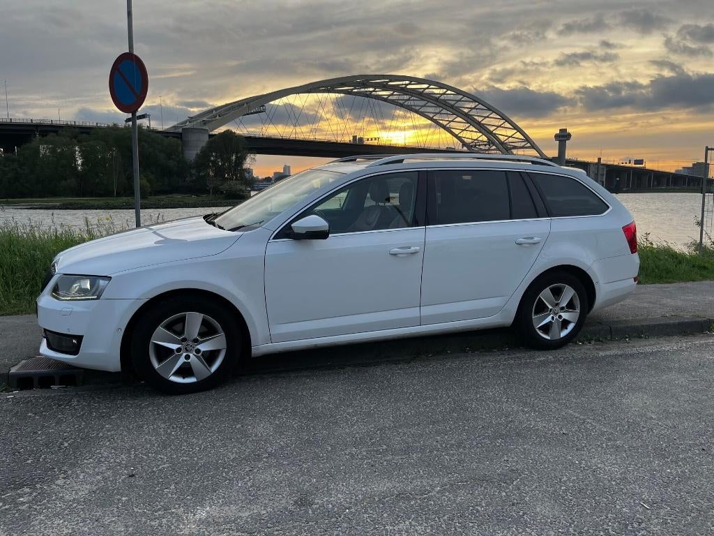 Skoda Octavia 1.2 TSI 77KW Combi 2014 Pano | Leer | CarPlay, Auto's, Skoda, Voorwielaandrijving, Euro 5, 1147 kg, 4 cilinders