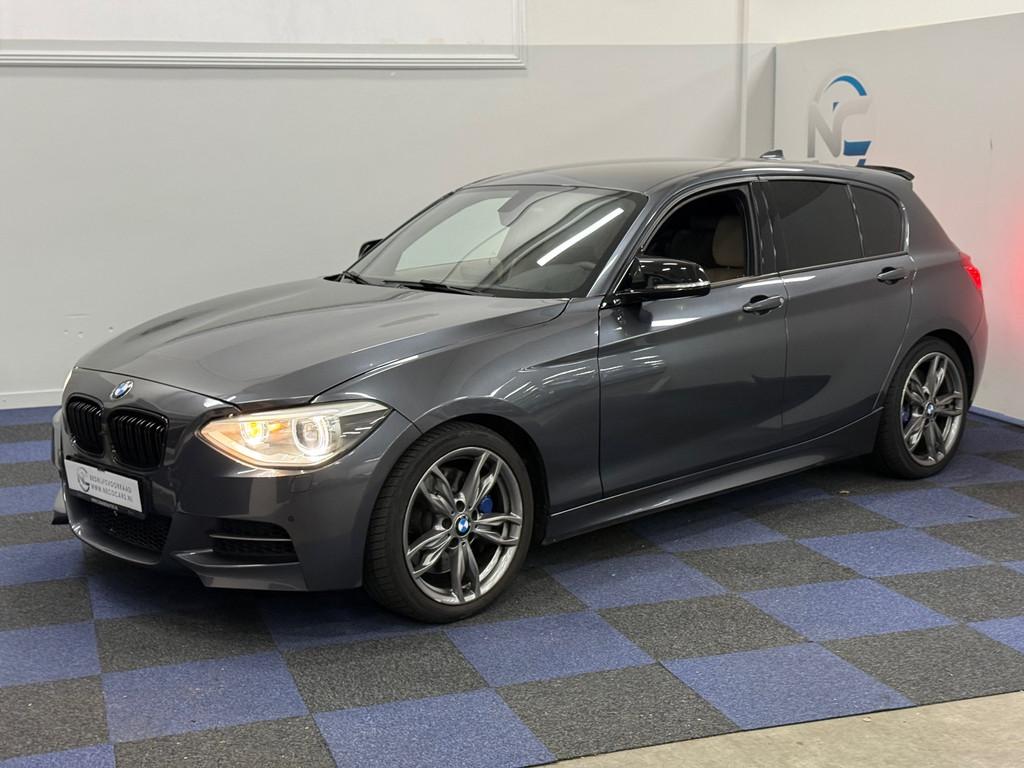 BMW 1-serie M135i xDrive Business / RIJDT SCHAKELT GOED / DE, Gebruikt, Automatische klimaatregeling, Bedrijf, Zilver of Grijs