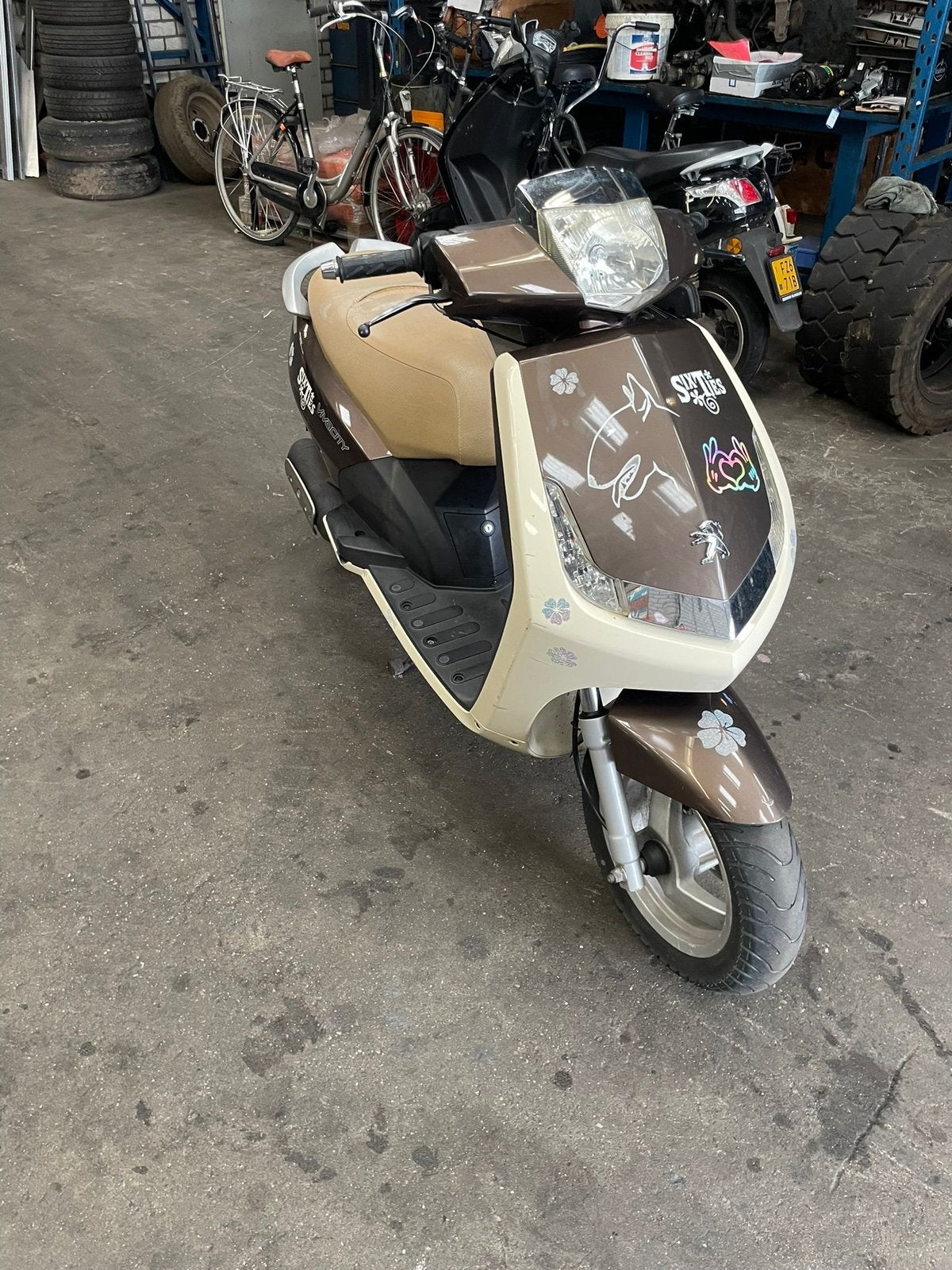 peugeot kisbee brom, Ophalen, Zo goed als nieuw