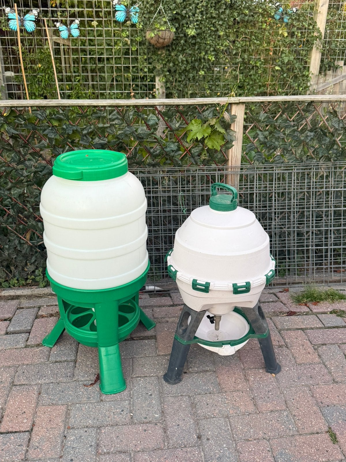 Voer en watersilo voor kippen, Ophalen, Zo goed als nieuw, Drinken en Voederen