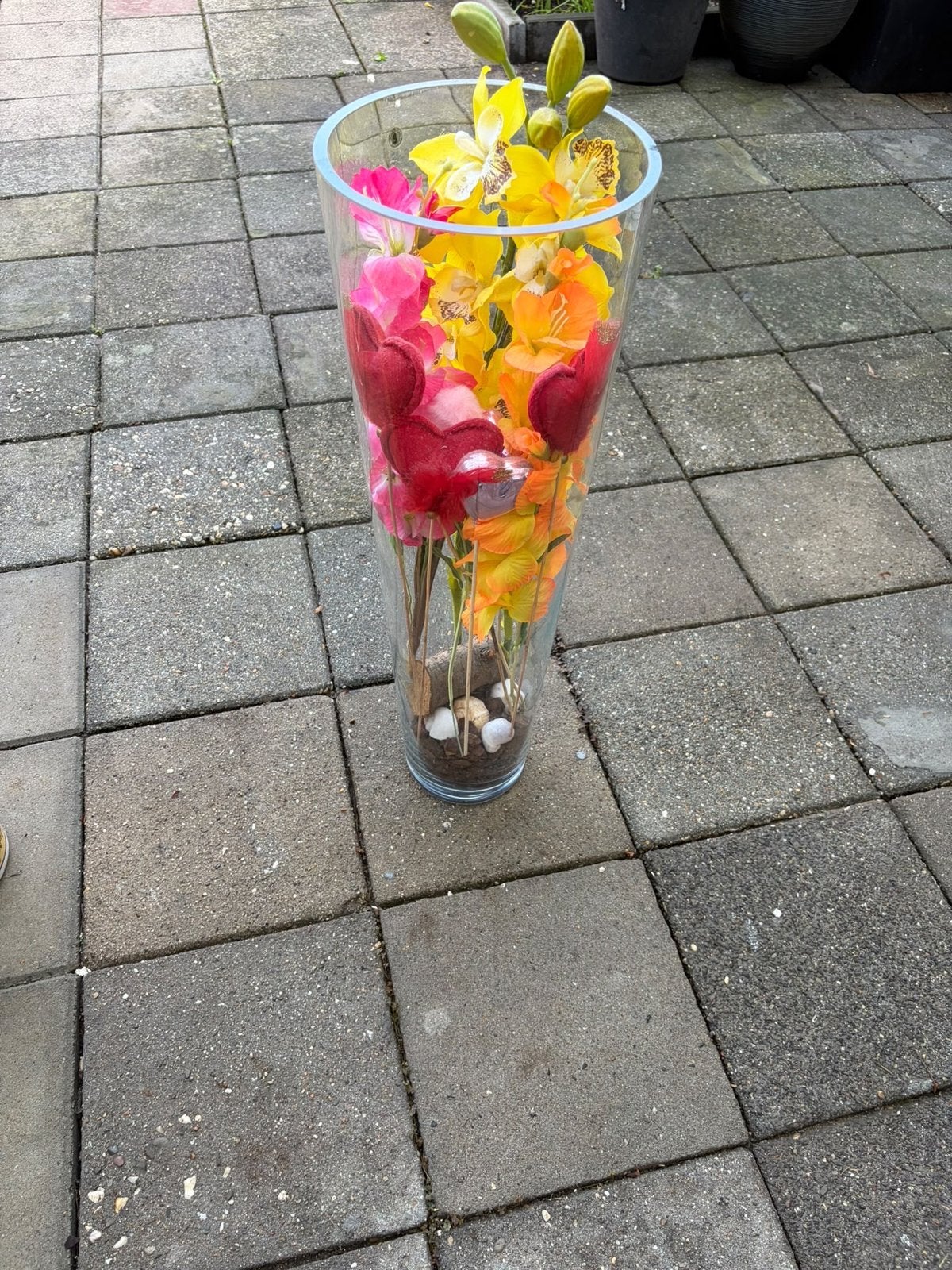 Grote glazen vaas met kunstbloemen en decoratie, Huis en Inrichting, Ophalen, Transparant, Inclusief decoratie, Glas