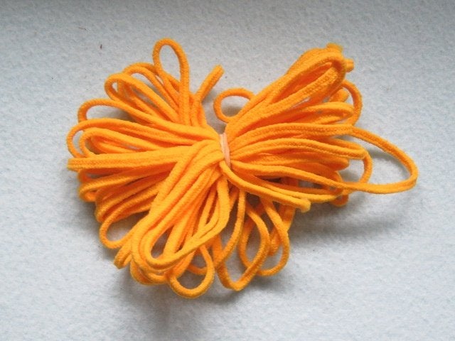 Ruim 5,5 meter geel elastisch koord 0,3 cm dik NIEUW, Ophalen of Verzenden, Nieuw, Lint, Band of Elastiek
