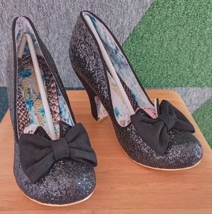 Prachtige irregular choice pumps, in the nick of time mt 41, Kleding | Dames, Pumps, Zwart, Ophalen of Verzenden, Zo goed als nieuw