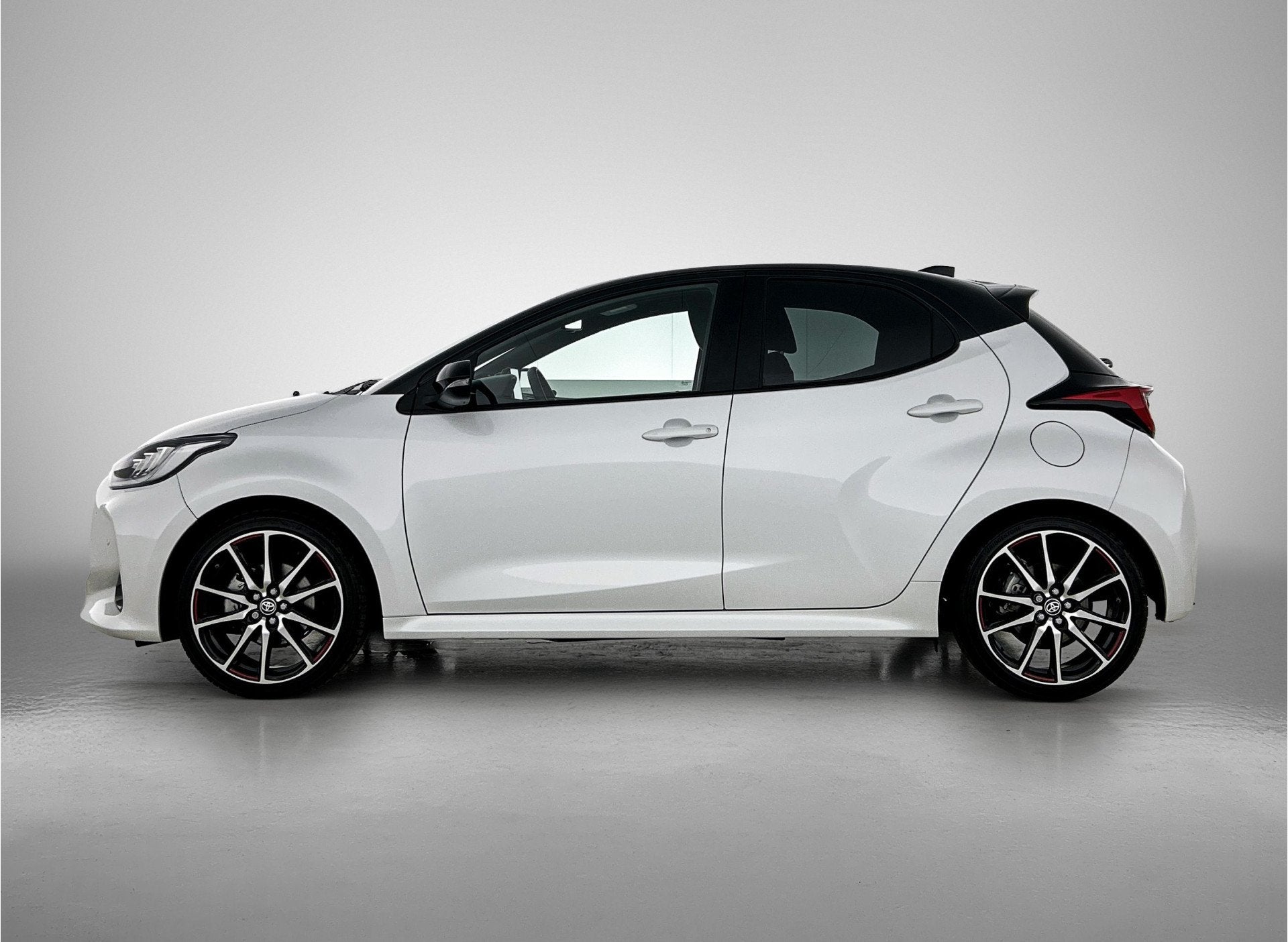 Toyota Yaris 1.5 Hybrid 130 GR SPORT + | BTW voertuig | JBL, 12 maanden, 450 kg, Gebruikt, 1490 cc