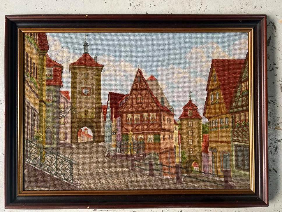 Handgeborduurd schilderij met lijst - Dorpsgezicht 77x57cm, Antiek en Kunst, Ophalen of Verzenden