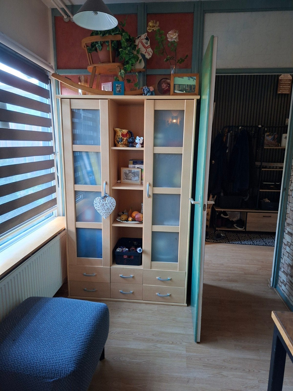 Houten kast met glazen deuren en lades