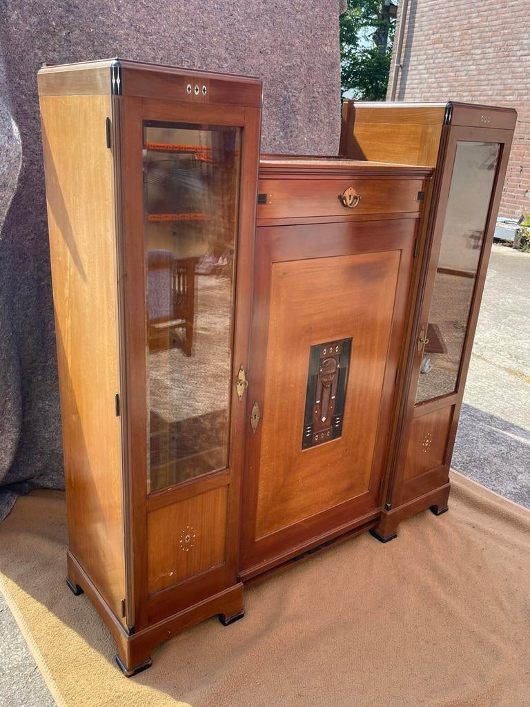 Amsterdamse school kast, Ophalen