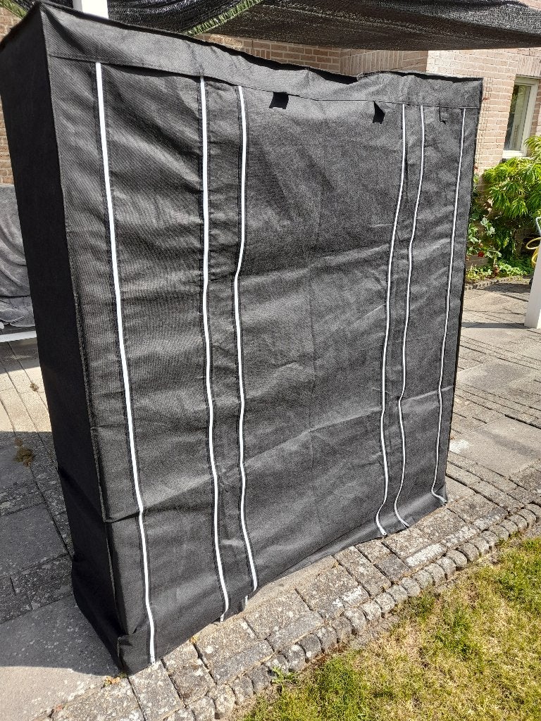 Kleding kasten, Huis en Inrichting, Kasten | Kledingkasten, 100 tot 150 cm, Ophalen of Verzenden, Zo goed als nieuw, Metaal