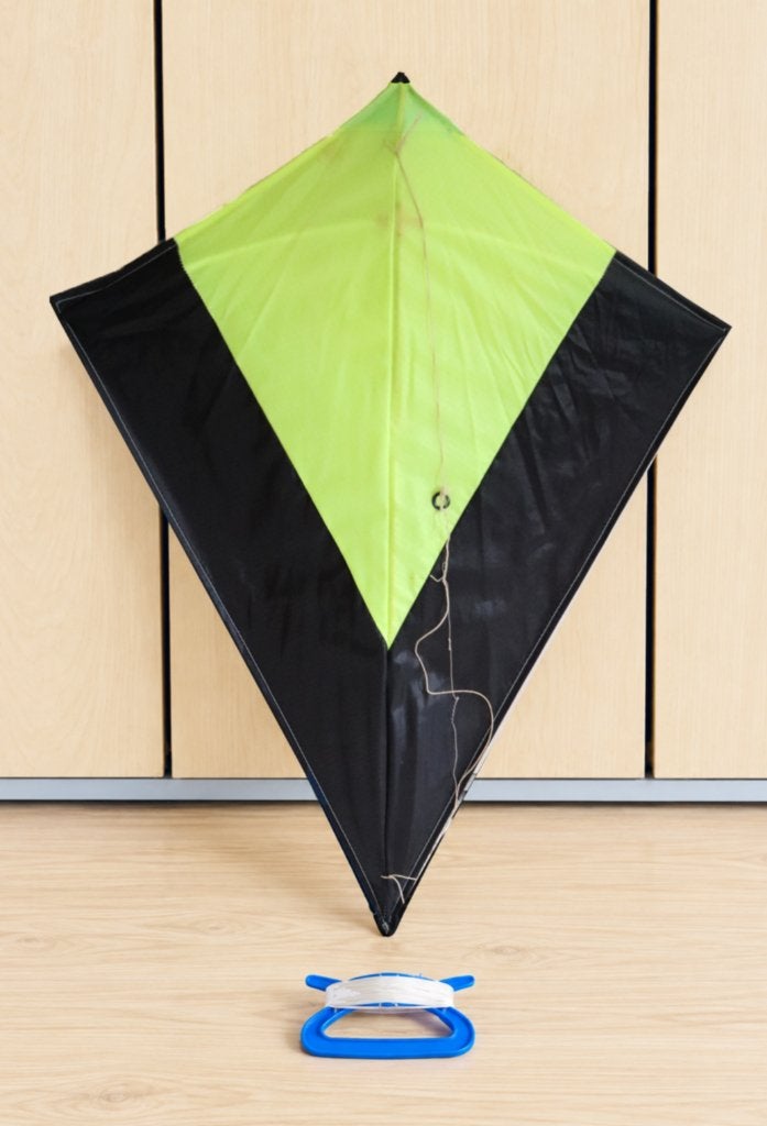 Vlieger zwart/neon groen, 79 x 70 cm, compleet + vliegerlijn, Sport en Fitness, Ophalen, Gebruikt, Eenlijns, Vlieger