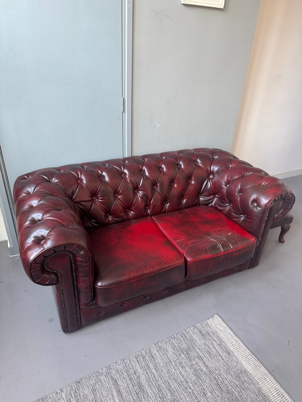Chesterfield Original Bank met Kruk - Donkerrood Leer, Ophalen, Gebruikt, Tweepersoons, Rechte bank