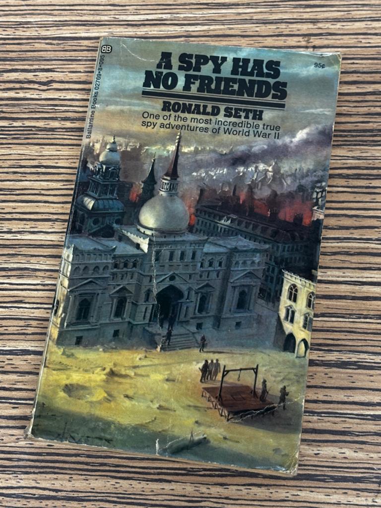 A spy has no friends, Ophalen of Verzenden, Tweede Wereldoorlog, Zo goed als nieuw