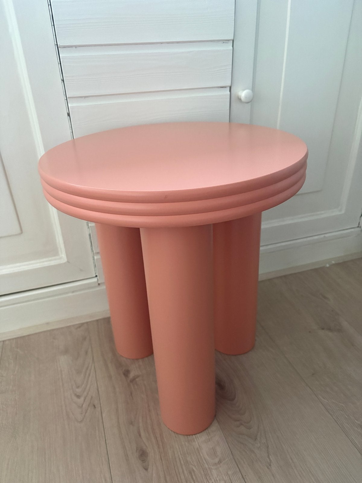 Zalm Roze bijzettafel Xenos - 40cm rond, 44cm hoog, Ophalen, Minder dan 45 cm, Minder dan 55 cm, Gebruikt