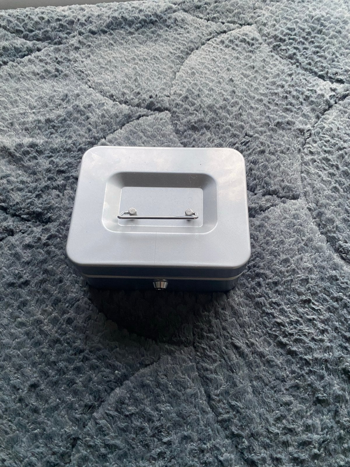 Grijze metalen geldkist met sleutel, Minder dan 50 cm, Gebruikt, Ophalen of Verzenden, Metaal