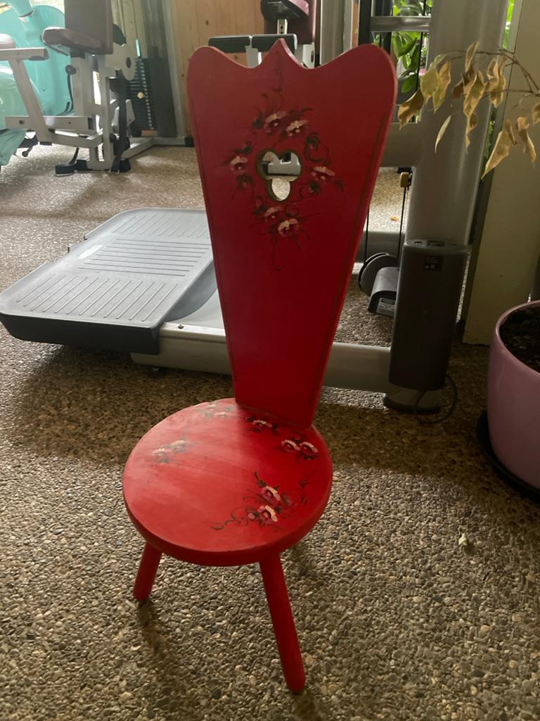 Oud rood beschilderd houten krukje / stoeltje, Ophalen, Gebruikt, Hout