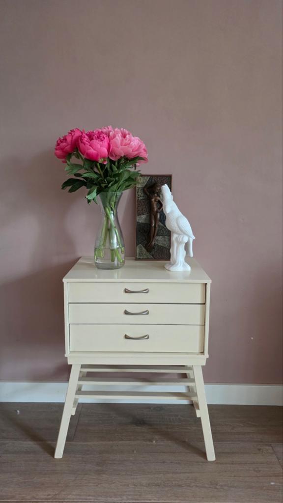 Crèmekleurig retro vintage Nachtkastje met 3 Lades, kastje, Gebruikt, Onbekend, Onbekend, Hout