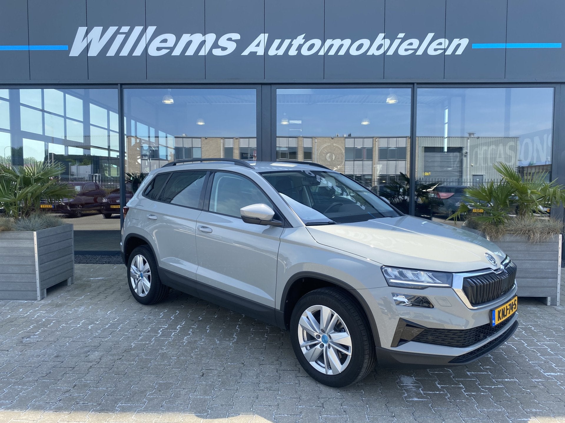 Skoda Karoq 1.5 TSI ACT Business Edition Plus Trekhaak Wegkl, Auto's, Stof, 4 cilinders, Karoq, Bedrijf