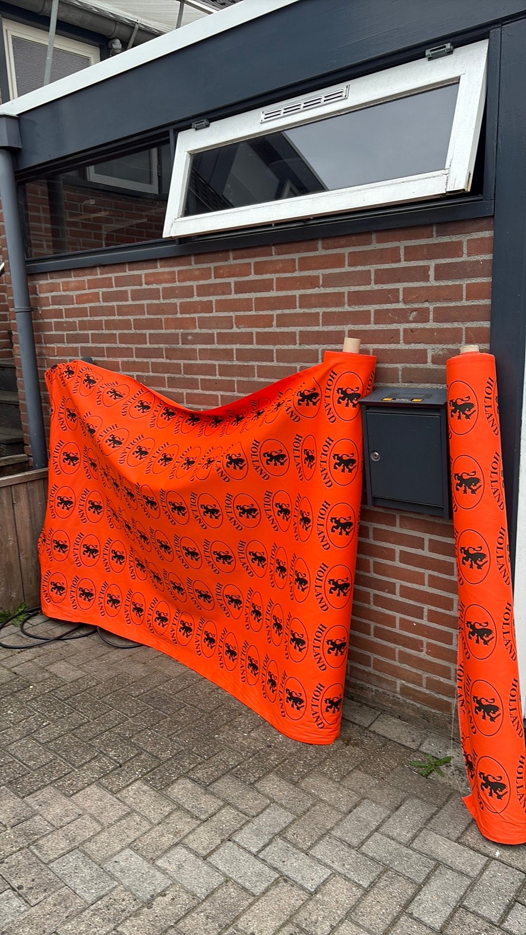Oranje doek met leeuw. Voor versiering. Ongeveer 70 meter, Ophalen, Zo goed als nieuw, Oranje of Koningsdag