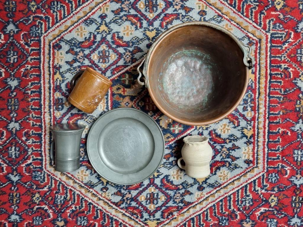 Re-enactment: : servies (tin + steengoed) + koperen keteltje, Ophalen of Verzenden