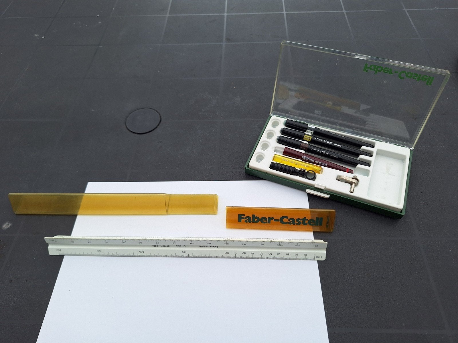 Faber - Castell tekenset en Luniaal met beschermhuls., Antiek en Kunst, Antiek | Kantoor en Zakelijk, Ophalen of Verzenden