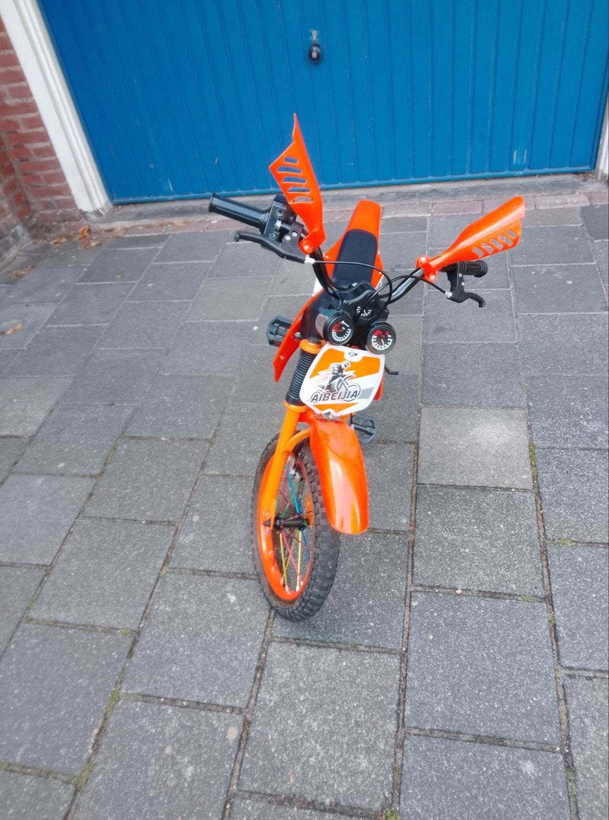 Stoere oranje kinderfiets - crossmotor look, Fietsen en Brommers, Ophalen, Zijwieltjes, 16 tot 20 inch, Gebruikt